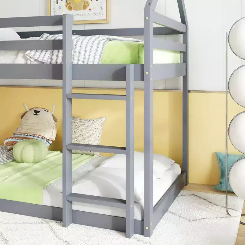 Lit superposé jumeau en bois d'hévéa avec échelle, barrières de sécurité, lit superposé en forme de maison blanc