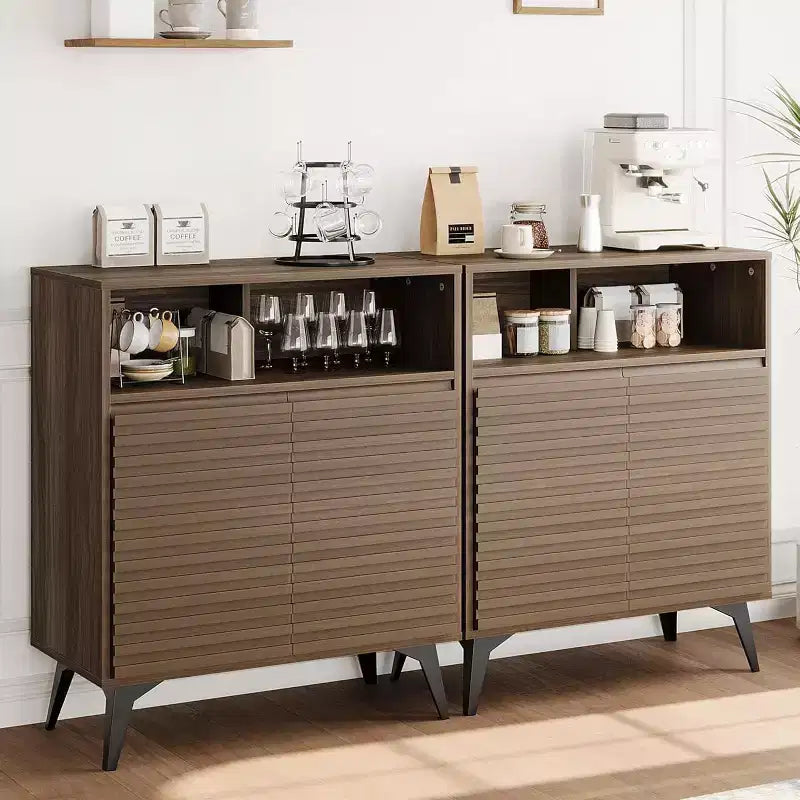 Meuble buffet enfilade cannelé de 42 pouces, rangement style milieu de siècle avec étagères ouvertes et portes, pieds en métal noir