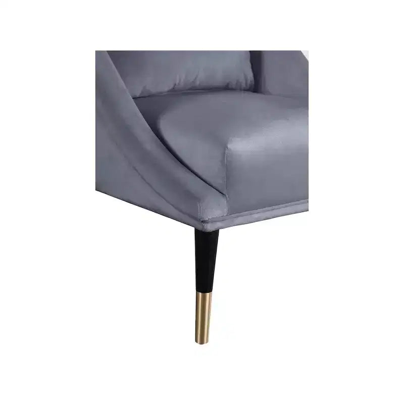 Fauteuil d'appoint en velours avec pieds en bois noir et embouts dorés, design contemporain