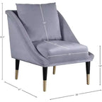 Fauteuil d'appoint en velours avec pieds en bois noir et embouts dorés, design contemporain